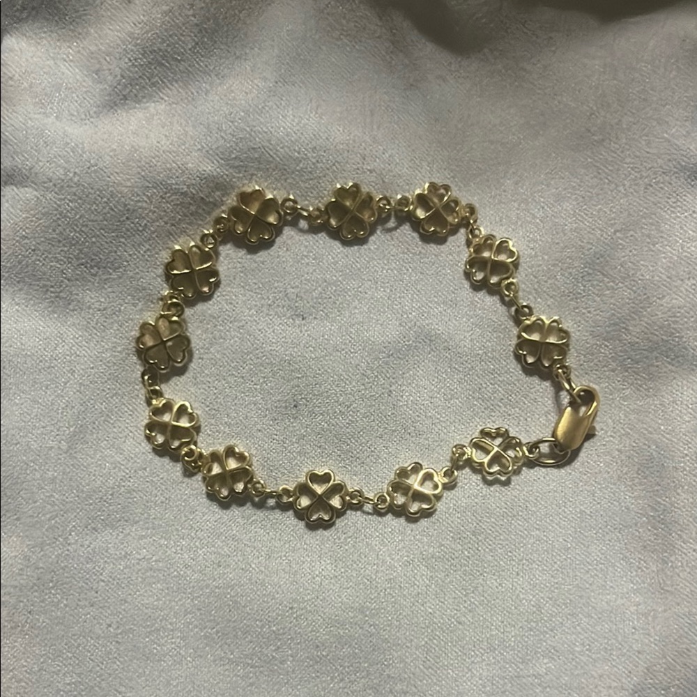Elegant Gold Clover Bracelet